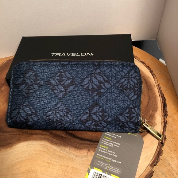 NWT Navy Floral TRAVELON RIFD Protected Wristlet - Picture 6 of 8